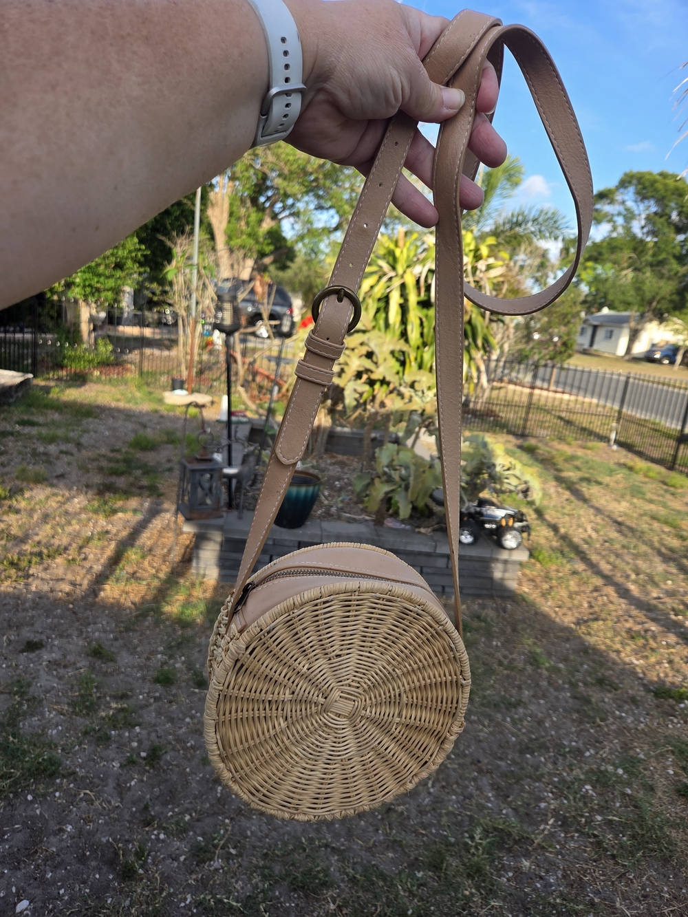 Universal Thread Round Woven Crossbody Bag in Tan